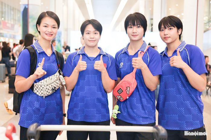 HLV Đỗ Thị Thu Hà (ngoài cùng, bên trái) cùng Nguyễn Ngọc Trâm, Bùi Ngọc Nhi và Hoàng Thị Thu Uyên rạng ngời tại sân bay Nội Bài.