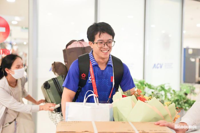 Sự đón tiếp tại sân bay, cùng lời chúc mừng tốt đẹp là thành quả xứng đáng cho những nỗ lực của đội tuyển trên thảm đấu châu lục.