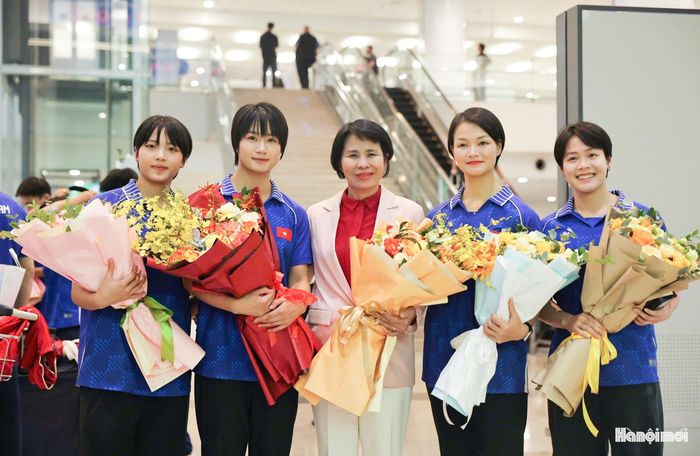 Phó Cục trưởng Cục Thể dục Thể thao Việt Nam Lê Thị Hoàng Yến tặng hoa chúc mừng HLV Đỗ Thị Thu Hà cùng ba võ sĩ Nguyễn Ngọc Trâm, Bùi Ngọc Nhi và Hoàng Thị Thu Uyên.