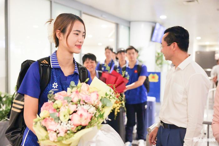 Các võ sĩ nhận những bó hoa chúc mừng từ đại diện ngành thể thao, người thân và đồng đội.