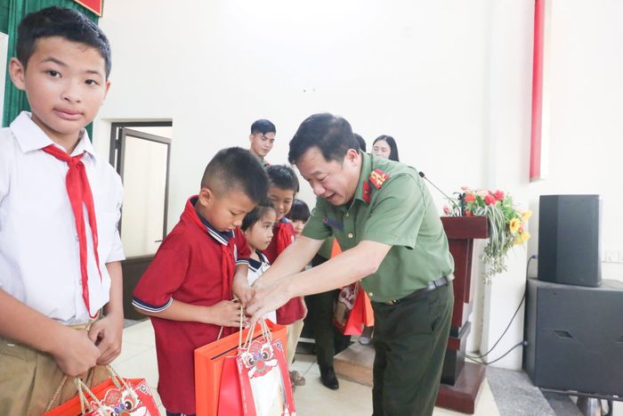 Đại diện Cục An ninh điều tra tặng quà Trung thu cho các em có hoàn cảnh khó khăn tại xã Sóc Sơn. Ảnh: Ngô Khiêm.