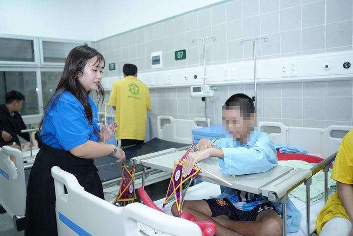 Đoàn Thanh niên phường Ô Chợ Dừa mang những món quà là chiếc đèn ông sao tự làm tới các em nhỏ đang điều trị tại Bệnh viện Bạch Mai. Ảnh: Phạm Mạnh