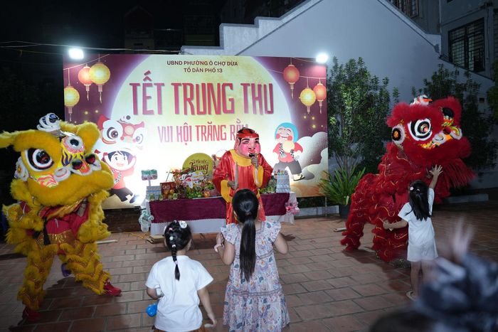 Đoàn viên phường Ô Chợ Dừa chính là những người múa lân mang đến niềm vui cho các em. Ảnh: Phạm Mạnh
