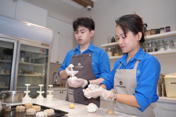 Đoàn phường Ô Chợ Dừa tổ chức workshop làm bánh Trung thu cho các đoàn viên. Ảnh: Phạm Mạnh