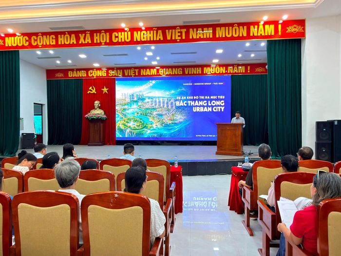 Xã Phúc Thịnh lấy ý kiến người dân về khu đô thị đa mục tiêu Bắc Thăng Long Urban City. Ảnh: Thanh Hà