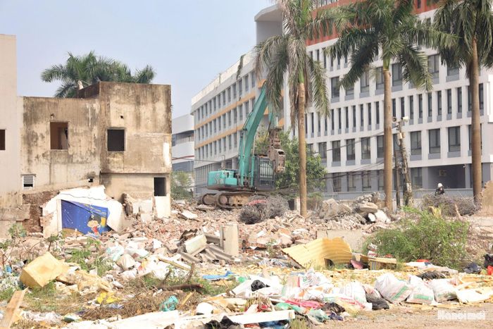 Việc những căn nhà cuối cùng được tháo dỡ đánh dấu sự thay đổi của một dự án giao thông sau gần 10 năm dang dở.