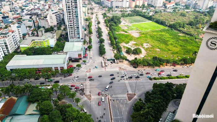 Từ trên cao, những khoảng đất trống nối với phần đường đã hoàn thiện ở hai phía tạo thành một tuyến liên tục.
