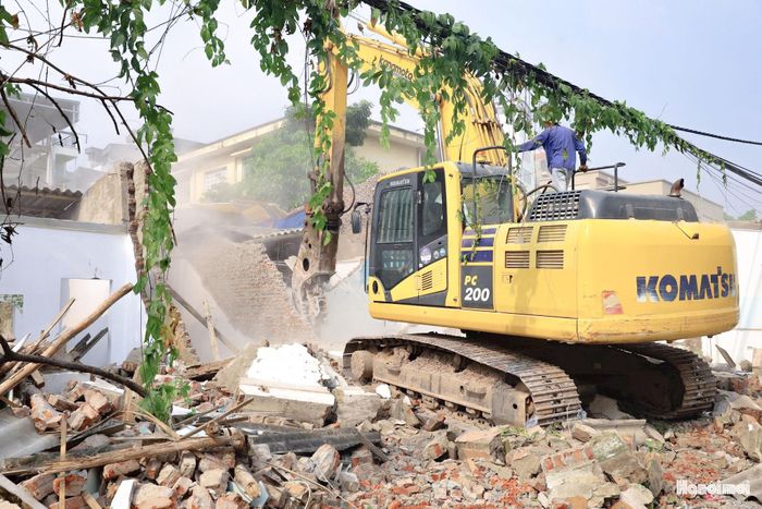 Những căn nhà cuối cùng trong phạm vi dự án đang được tháo dỡ, giúp mặt bằng tuyến đường dần hiện rõ. Tại một số vị trí, máy móc được đưa vào phục vụ công tác giải phóng, thu dọn mặt bằng.