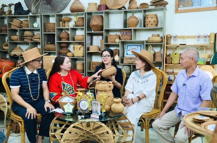 Xã Phú Nghĩa tổ chức livestream quảng bá sản phẩm OCOP, sản phẩm làng nghề. Ảnh: Kim Thoa