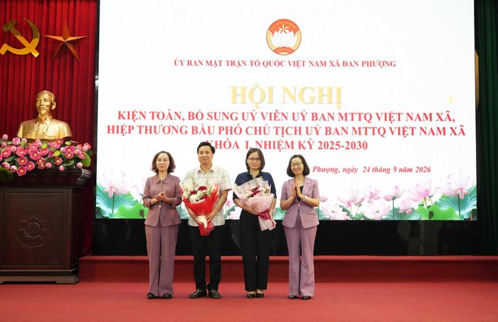 Tặng hoa chúc mừng tân Phó Chủ tịch Ủy ban MTTQ xã, Chủ tịch Công đoàn xã Nguyễn Đình Cẩn và tân Phó Chủ tịch Ủy ban MTTQ xã, Chủ tịch Hội Liên hiệp Phụ nữ xã Bùi Thị Thanh Nga. Ảnh: Nga Nguyễn