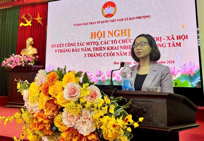 Phó Bí thư Thường trực Đảng ủy xã Đan Phượng Nguyễn Thị Hiền phát biểu tại hội nghị. Ảnh: Nga Nguyễn