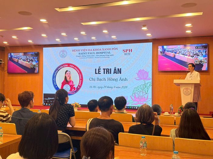 Tiến sĩ, bác sĩ Nguyễn Đức Long, Giám đốc Bệnh viện Đa khoa Xanh Pôn xúc động chia sẻ kỷ niệm về chị Bạch Hồng Ánh, đồng thời cam kết Bệnh viện sẽ luôn đồng hành, hỗ trợ và định hướng công việc cho các con của chị tiếp nối truyền thống ngành Y cao quý của gia đình. Ảnh: Hiếu Nguyễn