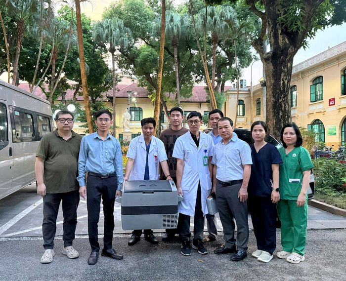 Khoảnh khắc trước lúc chuyển tạng sang Bệnh viện Hữu nghị Việt Đức để ghép cho một ca bệnh nguy kịch. Ảnh: Hiếu Nguyễn