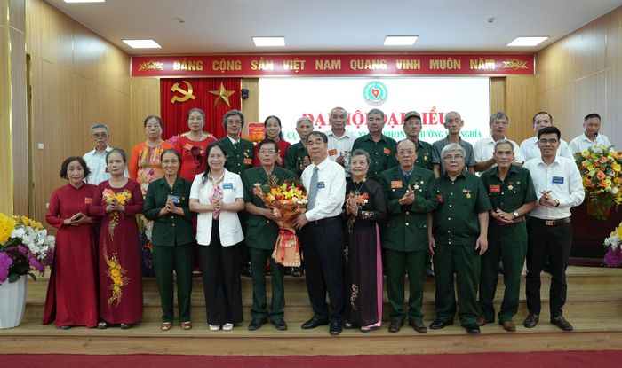 Phó Bí thư Thường trực Đảng ủy phường Phạm Văn Chiến tặng hoa chúc mừng Ban Chấp hành nhiệm kỳ mới. Ảnh:NT