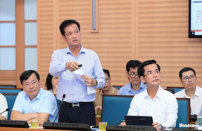 Phó Giám đốc Sở Xây dựng Hà Nội Trần Quang Tuyên báo cáo tại cuộc họp. Ảnh: Viết Thành