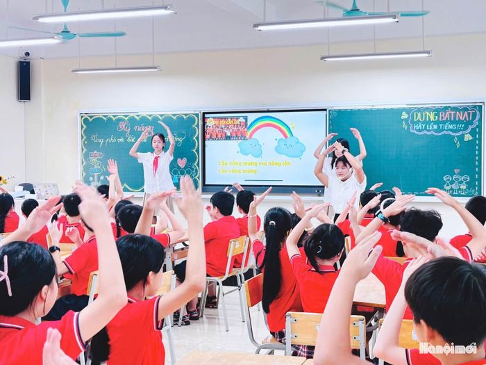 Tiết học kỹ năng ứng phó với bắt nạt học đường của cô và trò Trường Tiểu học và Trung học cơ sở Nguyễn Du, phường Đại Mỗ. Ảnh: Nhà trường cung cấp
