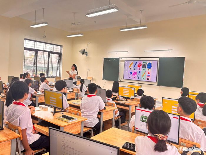 Giờ học tiếng Anh của cô và trò Trường Tiểu học và Trung học cơ sở Lý Thường Kiệt, phường Văn Miếu - Quốc Tử Giám. Ảnh: Ngọc Minh