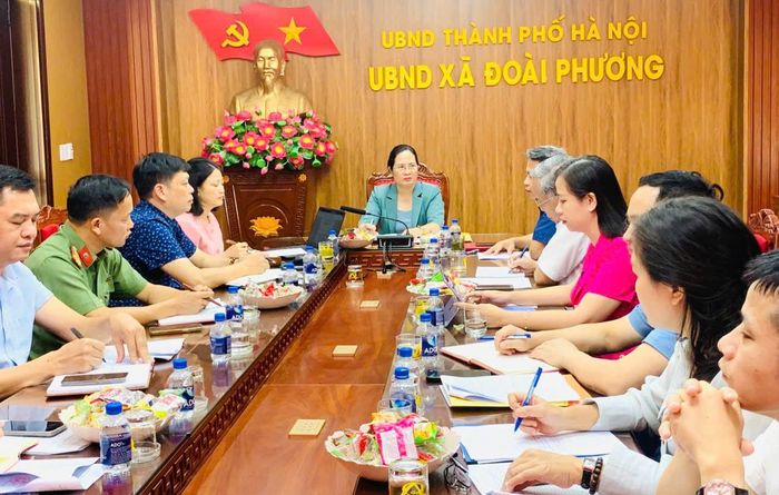 Đoàn giám sát làm việc với UBND xã Đoài Phương. Ảnh: PV