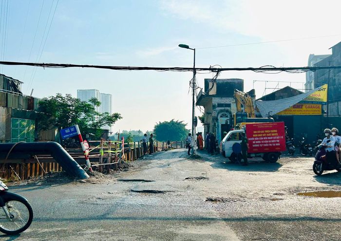 Ngõ 587 đường Tam Trinh - lối dẫn vào dự án Khu phức hợp y tế tại phường Hoàng Mai. Ảnh: Trần Oanh.
