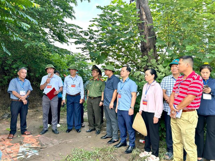 Đại diện phường Hoàng Mai đọc 2 Quyết định cưỡng chế thu hồi đất đối với 2 hộ gia đình. Ảnh: Trần Oanh.