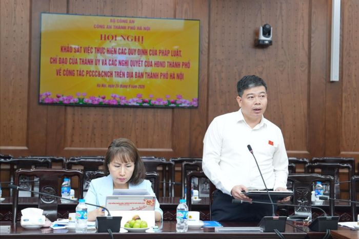 Thành viên đoàn khảo sát nêu một số nội dung đề nghị làm rõ. Ảnh: Vân Hà