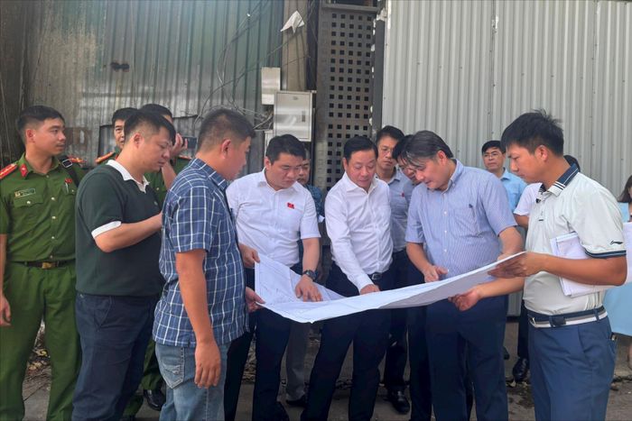 Đoàn khảo sát tại một số công trình nhà xưởng ở khu dân cư tháp truyền hình, phường Đại Mỗ. Ảnh: Vân Hà