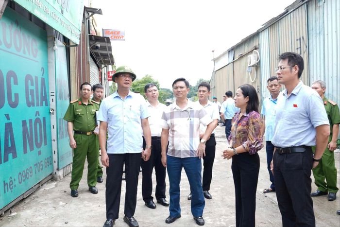Đoàn khảo sát tại một số công trình, nhà xưởng khu cánh đồng Yên Xá, phường Thanh Liệt. Ảnh: Vân Hà