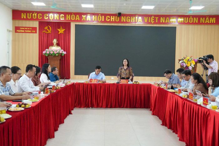 Đoàn khảo sát do Phó Trưởng ban Pháp chế HĐND thành phố Nguyễn Thị Kim Vân làm Trưởng đoàn làm việc với UBND phường Tương Mai. Ảnh: Vân Hà