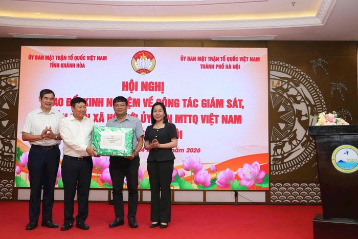 Ủy ban MTTQ Việt Nam thành phố Hà Nội và Ủy ban MTTQ Việt Nam tỉnh Khánh Hòa trao quà lưu niệm. Ảnh: Lê Phương