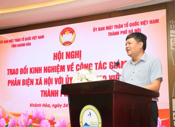 Phó Chủ tịch Ủy ban MTTQ Việt Nam tỉnh Khánh Hòa Lê Văn Hoan phát biểu tại hội nghị. Ảnh: Lê Phương