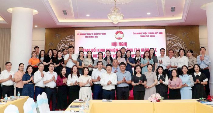 Các đại biểu Ủy ban MTTQ Việt Nam thành phố Hà Nội và Ủy ban MTTQ Việt Nam tỉnh Khánh Hòa chụp ảnh lưu niệm. Ảnh: Lê Phương