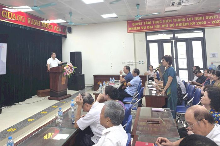 Các đại biểu trao đổi, thảo luận về các giải pháp nâng cao hiệu quả hoạt động của Ủy ban MTTQ Việt Nam phường trong thời gian tới. Ảnh: An Quyên