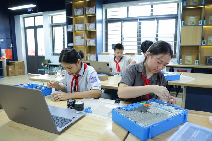 Thông qua các giờ học STEM, các em có thêm cơ hội hiểu về những nghề nghiệp tương lai và nhận ra những hướng đi phù hợp với sở thích, năng lực của bản thân. Ảnh: PETROVIETNAM