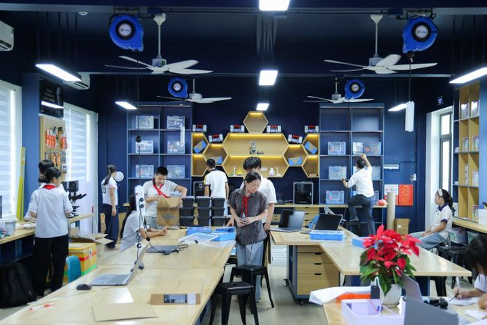 Nhân dịp Lễ Trung thu, Trường Phổ thông nội trú Tiểu học và Trung học cơ sở PETROVIETNAM - Phong Thổ chính thức đưa phòng giáo dục thực hành STEM vào vận hành, do PETROVIETNAM tài trợ. Ảnh: PETROVIETNAM