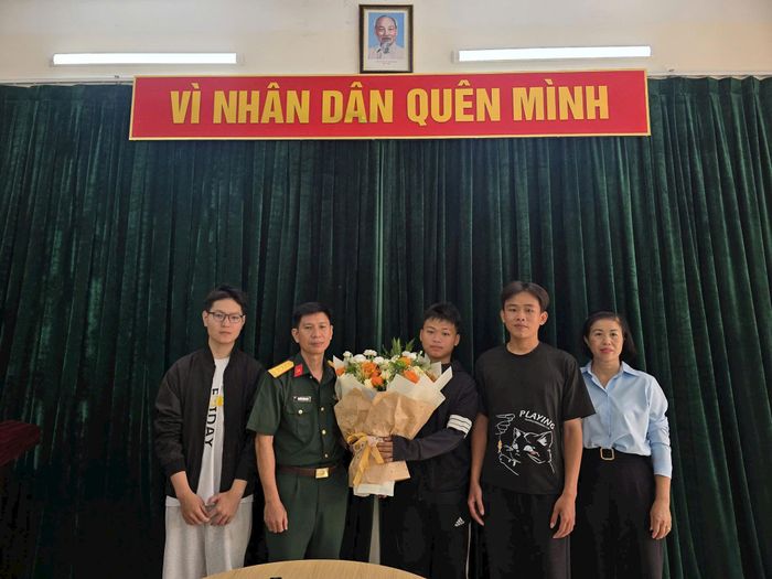 Những thanh niên phường Thượng Cát viết đơn xin tình nguyện nhập ngũ, thực hiện nghĩa vụ với Tổ quốc. Ảnh PV