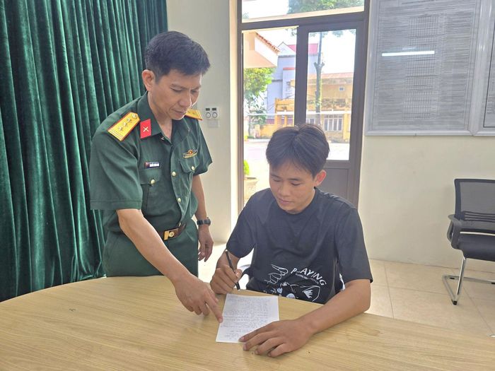 Cán bộ Ban CHQS phường Thượng Cát tiếp nhận đơn xin tình nguyện nhập ngũ. Ảnh PV