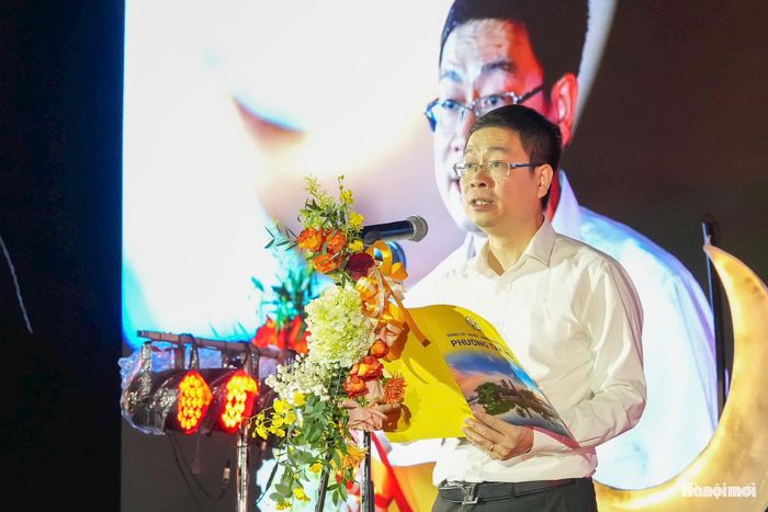Phát biểu tại đêm hội, Phó Chủ tịch UBND phường Tây Hồ Nguyễn Việt Cường cho biết, các hoạt động là sự kết hợp giữa nét đẹp truyền thống với những hoạt động văn hóa, trải nghiệm phù hợp với thiếu nhi. Mỗi hoạt động, mỗi món quà và những giây phút vui chơi, giao lưu trong đêm hội là tình cảm dành cho các cháu, mong muốn mang đến cho các cháu một mùa Trung thu vui tươi, ý nghĩa.