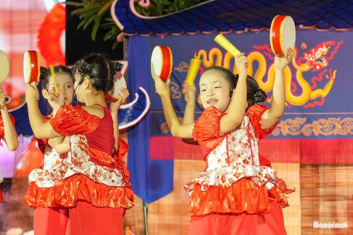 Từ những hoạt động giản dị, Trung thu trở thành dịp để các em gặp gỡ, vui chơi cùng bạn bè và lưu giữ những ký ức đẹp của tuổi thơ.