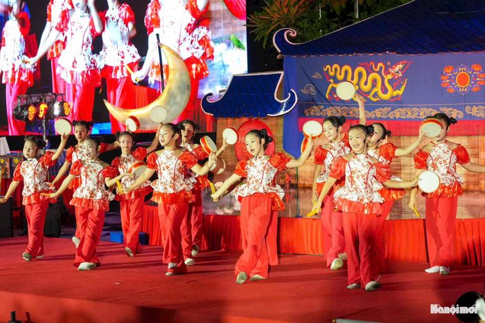 Trong dịp Trung thu năm nay, phường Tây Hồ đồng loạt triển khai nhiều hoạt động sôi nổi tại các tổ dân phố, các trường học và không gian sinh hoạt cộng đồng.