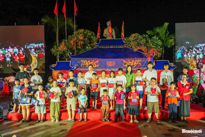 Nhân dịp này, phường Tây Hồ cũng trao hàng trăm suất quà tới các em thiếu nhi. Những phần quà thể hiện sự quan tâm, động viên của cấp ủy, chính quyền và cộng đồng đối với các cháu, góp phần để các cháu có thêm niềm vui trong dịp Tết Trung thu. Trong ảnh: Phó Chủ tịch Thường trực MTTQ thành phố Hà Nội Trần Thị Phương Hoa và lãnh đạo phường Tây Hồ tặng quà cho thiếu nhi trên địa bàn phường.