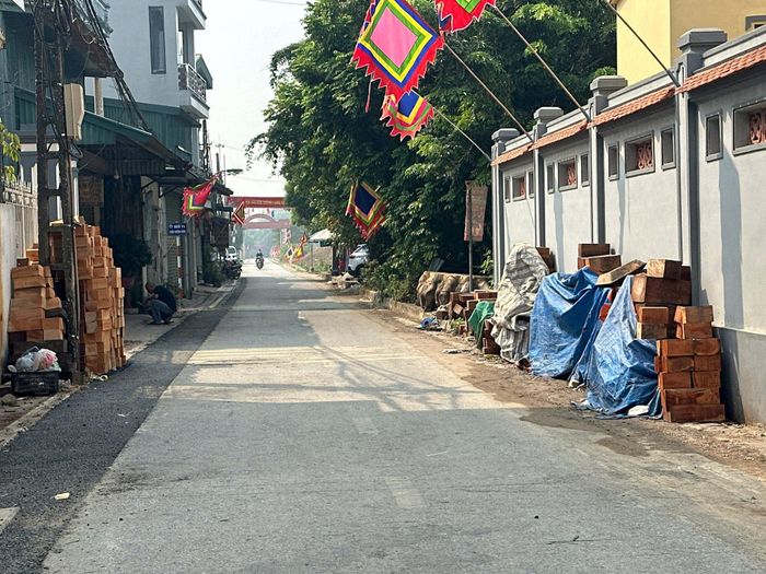 Đi dọc đường làng thôn Thượng Quán những ngày này đâu đâu cũng thấy gỗ được pha chế xếp ven đường chờ ngày để đục đẽo tạo ra sản phẩm tượng và con linh vật phục vụ tết. Ảnh: PV