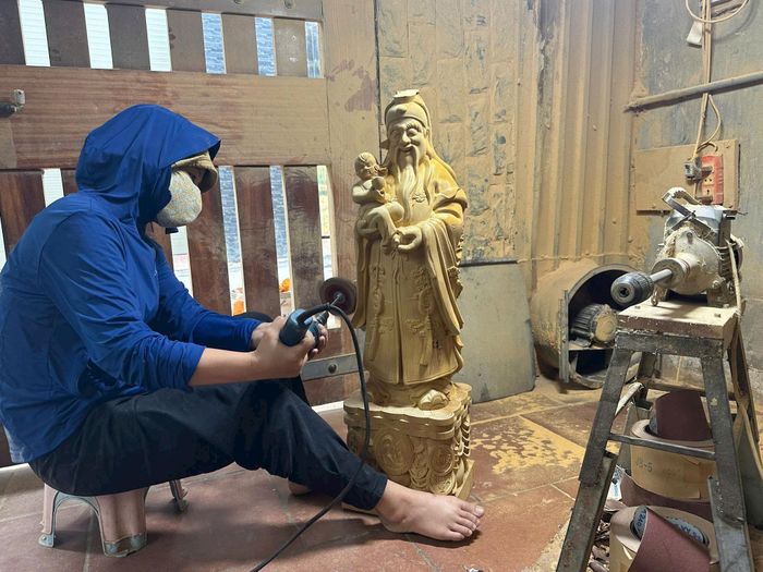 Người lao động tại làng nghề thôn Thượng Quán miệt mài tập trung tạo ra sản phẩm chất lượng. Ảnh: PV