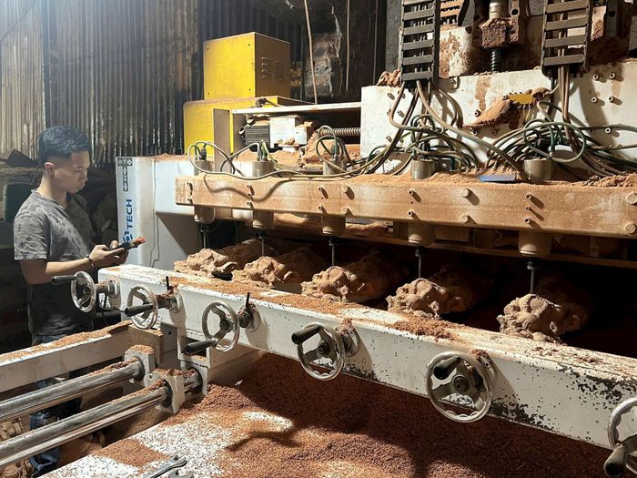 Những chiếc máy đục CNC phục vụ sản xuất tại làng nghề mộc điêu khắc thôn Thượng Quán hoạt động hết công suất để tạo ra sản phẩm. Ảnh: PV