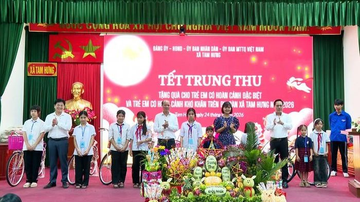 Những chiếc xe đạp được trao tặng cho học sinh vượt khó học giỏi. Ảnh: Bình Minh 