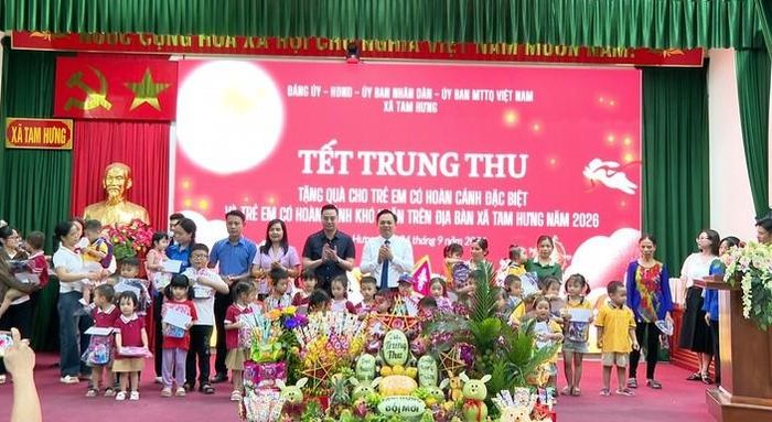 Lãnh đạo xã Tam Hưng trao quà cho các em thiếu nhi có hoàn cảnh đặc biệt, hoàn cảnh khó khăn. Ảnh: Bình Minh 