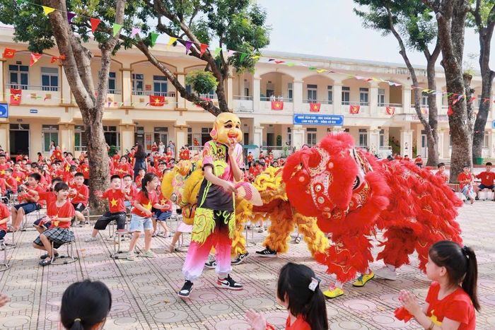 Tưng bừng chương trình Trung thu yêu thương tại Trường Tiểu học Tam Hưng 2. Ảnh: Bình Minh