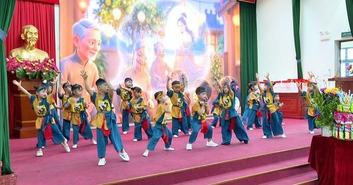 Một tiết mục văn nghệ đặc sắc của thiếu nhi Tam Hưng. Ảnh: Bình Minh 