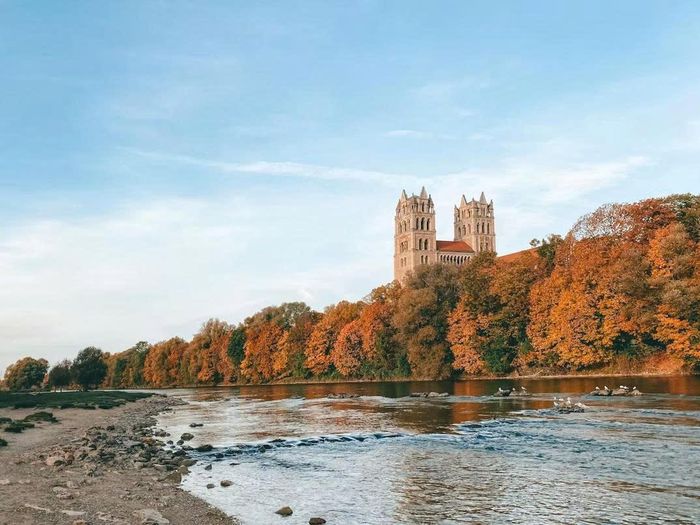 Một góc không gian ven sông Isar tại Munich, Đức. Ảnh: Unsplash