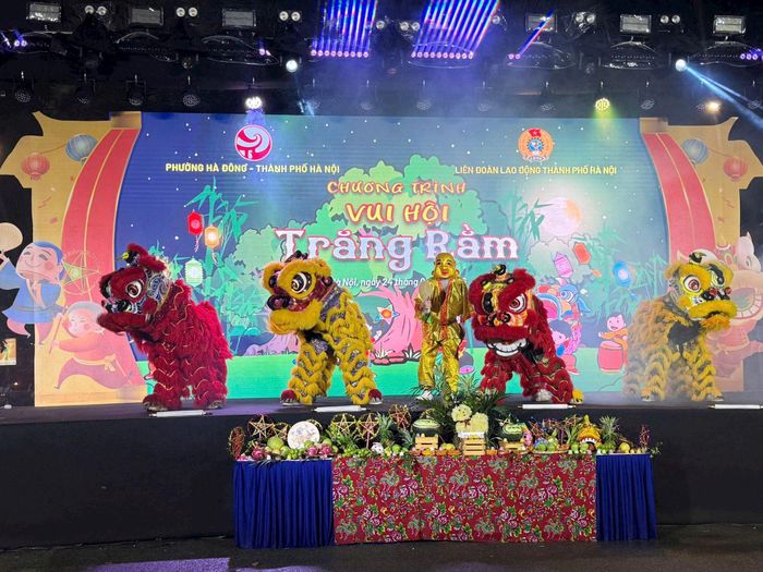 Tiết mục ca múa nhạc đặc sắc tại Chương trình “Vui hội Trăng rằm” tại số 2 phố Hà Cầu, phường Hà Đông. Ảnh: N Ánh
