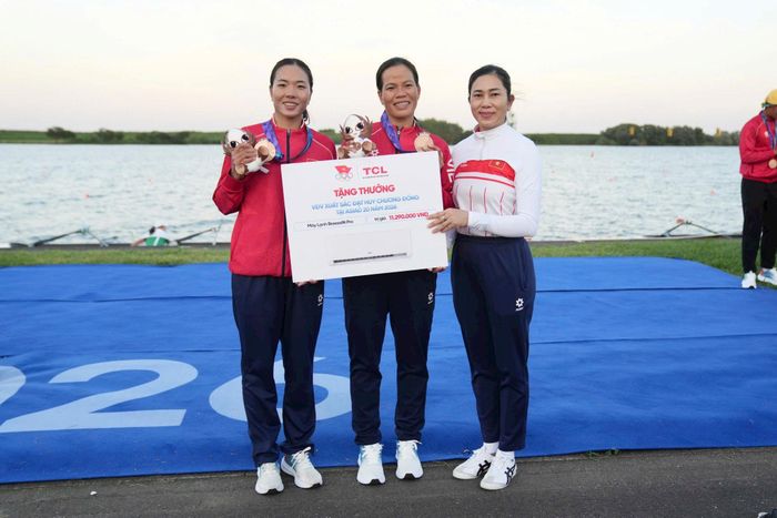Lãnh đạo Cục TDTT Việt Nam trao thưởng cho hai tay chèo Đinh Thị Hảo và Phạm Thị Huệ. Ảnh Bùi Lượng